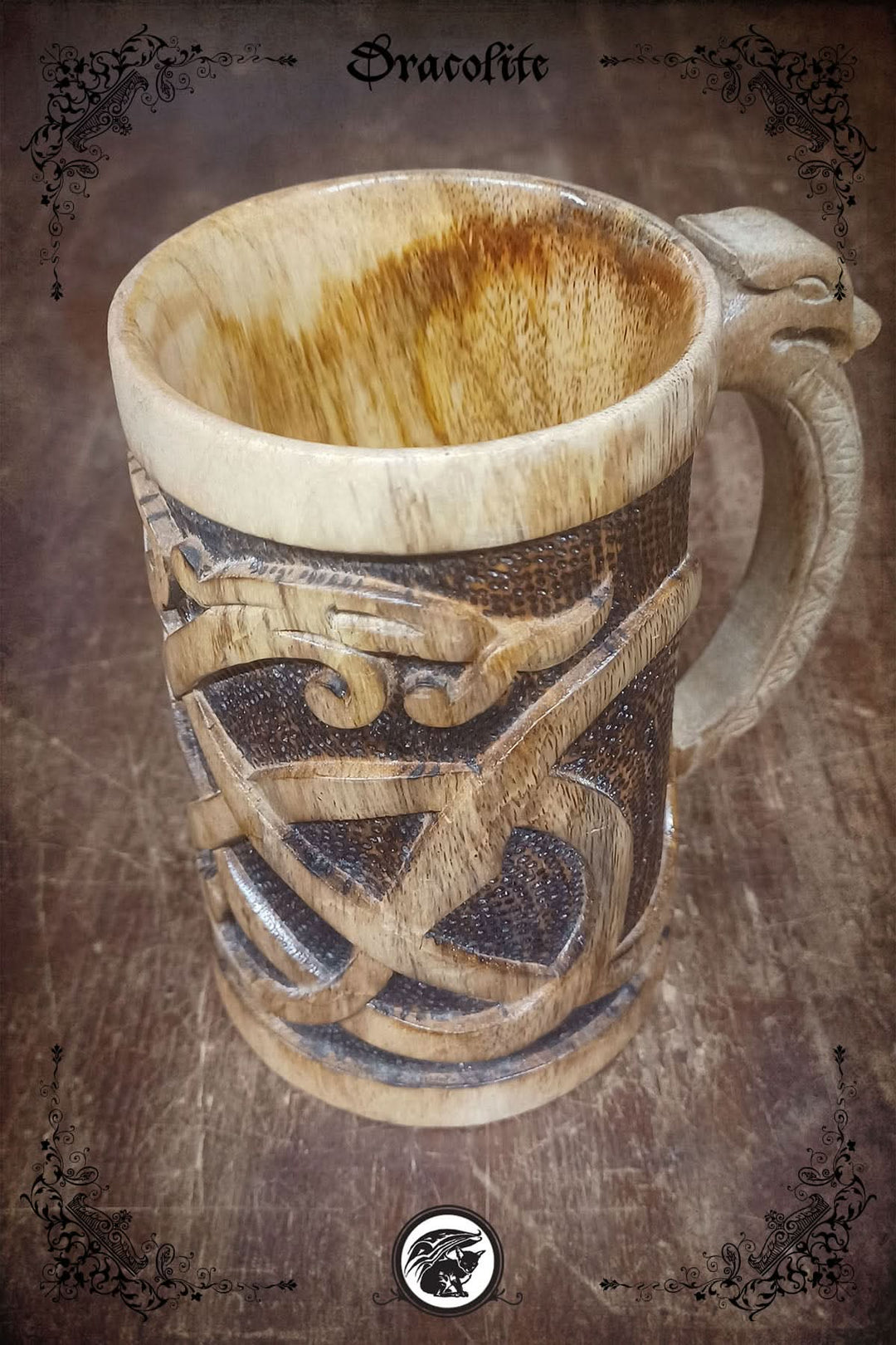 Chope en bois viking gravée