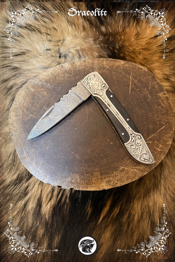 Couteau pliant orné – lame motif damassé & étui en cuir