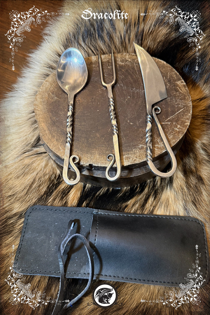 Ensemble d’ustensiles médiévaux forgés – couteau, fourchette, cuillère & étui en cuir
